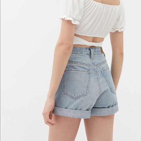 BDG High-Waisted Mom Short. Light wash - Picture 3 of 6